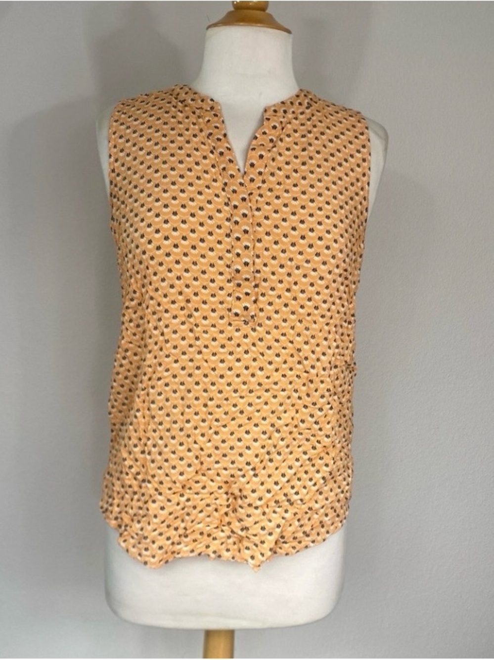 Sandra Women's Peach Floral Sleeveless Blouse Size Medium Coastal Cottagecore